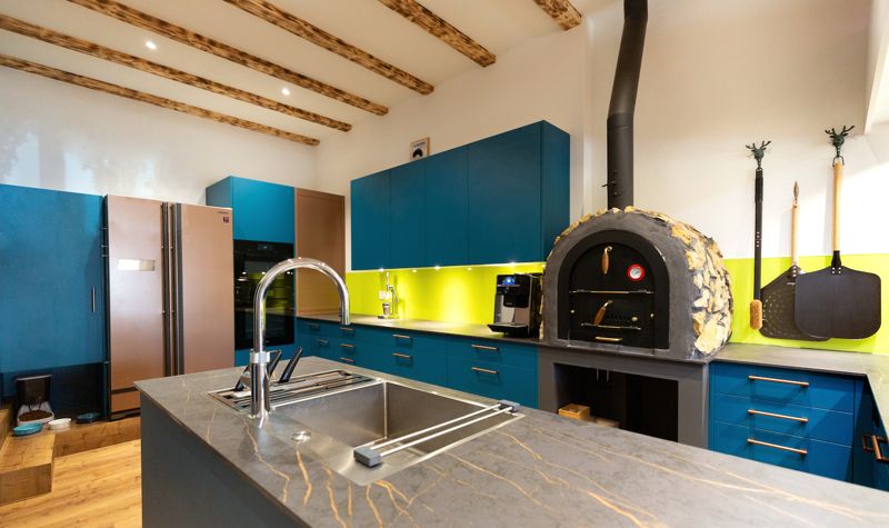 Küche in Petrolblau mit Pizzaofen