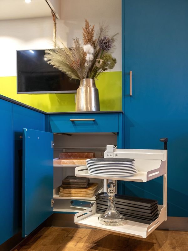 Eckschrank mit Schwenkauszug