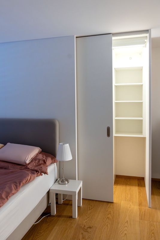 Raumhohe Schiebetür vor einem Einbauschrank