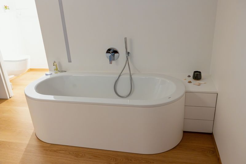 Badewanne mit angebautem Schränkchen
