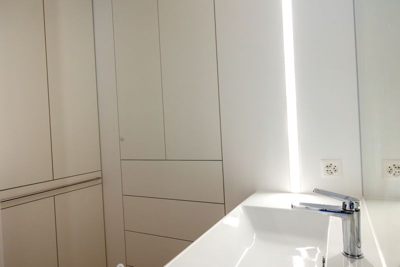 Badschränke mit vertikaler Lichtfuge