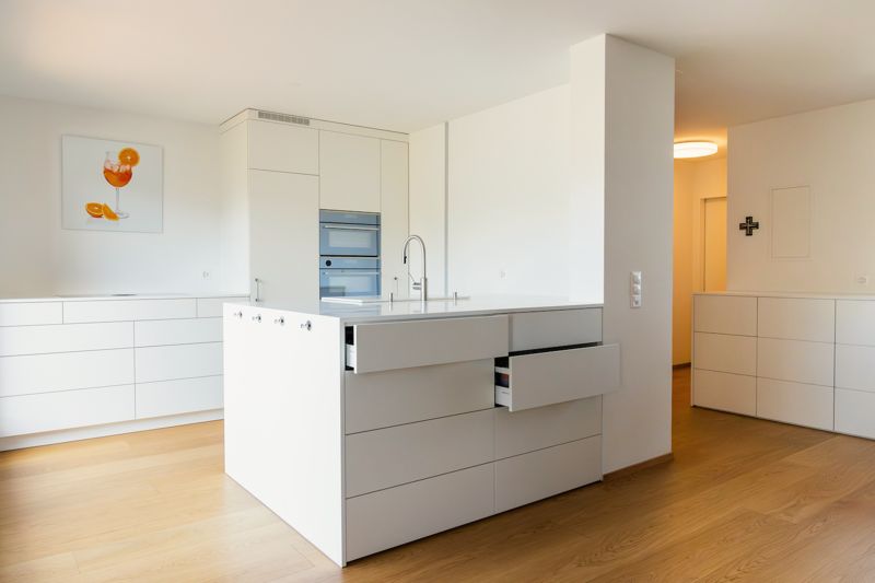 Kücheninsel mit geöffneten Schubladen