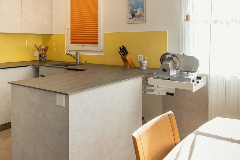 Arbeitsplatte mit Brotschneidemaschine