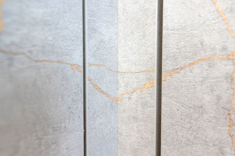 Fronten in heller Steinoptik mit goldenen Adern