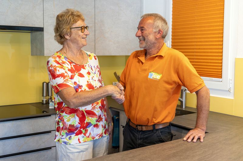 Handschlag bei der Übergabe einer Küche in Arisdorf