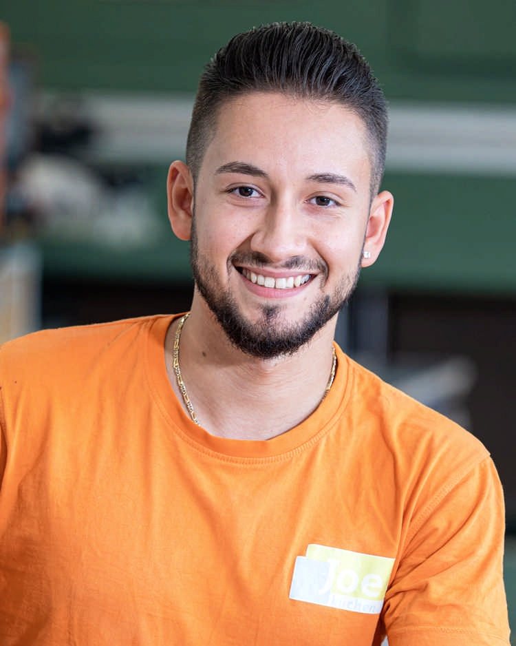 Patrick Fricker, Schreiner in der Werkstatt der Joe Schreinerei